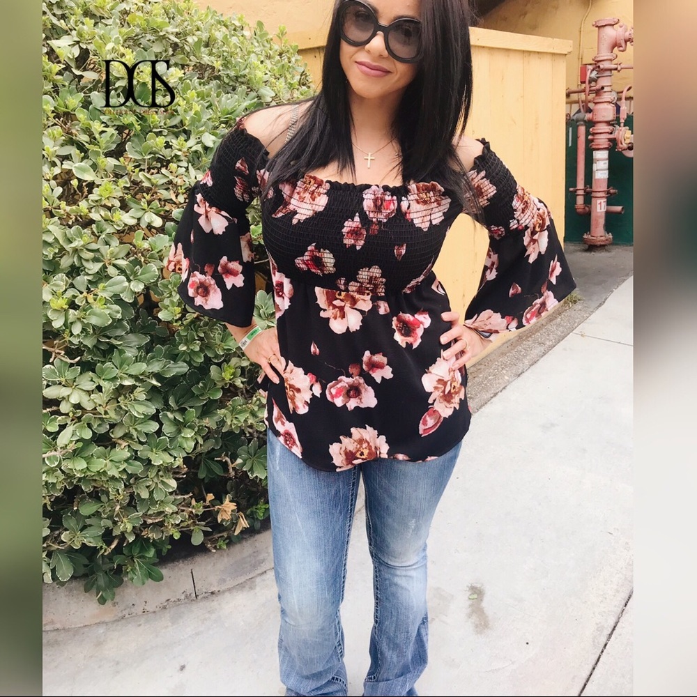 5 ⭐️ Flower Power - Smocked Top Blouse - Picture 3 of 8